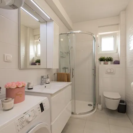 Zoran Brand New Modern Apartman Mandre