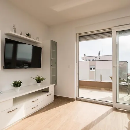 Zoran Brand New Modern Apartman Mandre